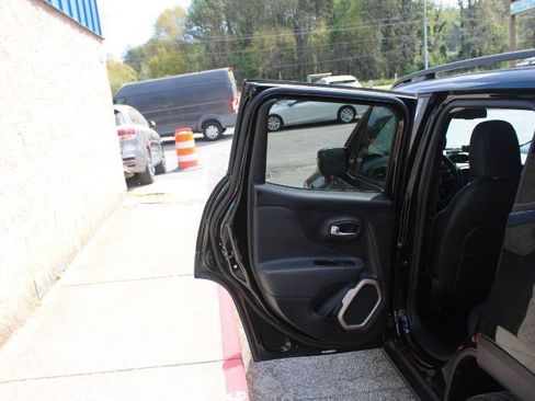 Used 2017 Jeep Renegade Trailhawk AWD/4WD image 13