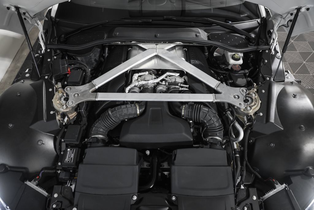 Used 2023 Aston Martin V8 Vantage Coupe RWD image 32