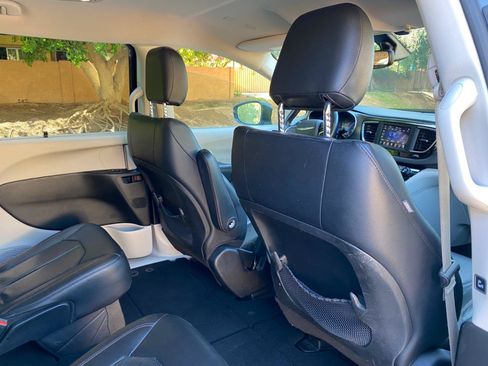 Used 2020 Chrysler Pacifica Touring-L FWD image 51