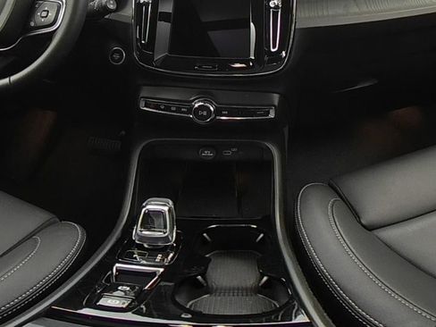 Used 2025 Volvo XC40 B5 Plus image 19