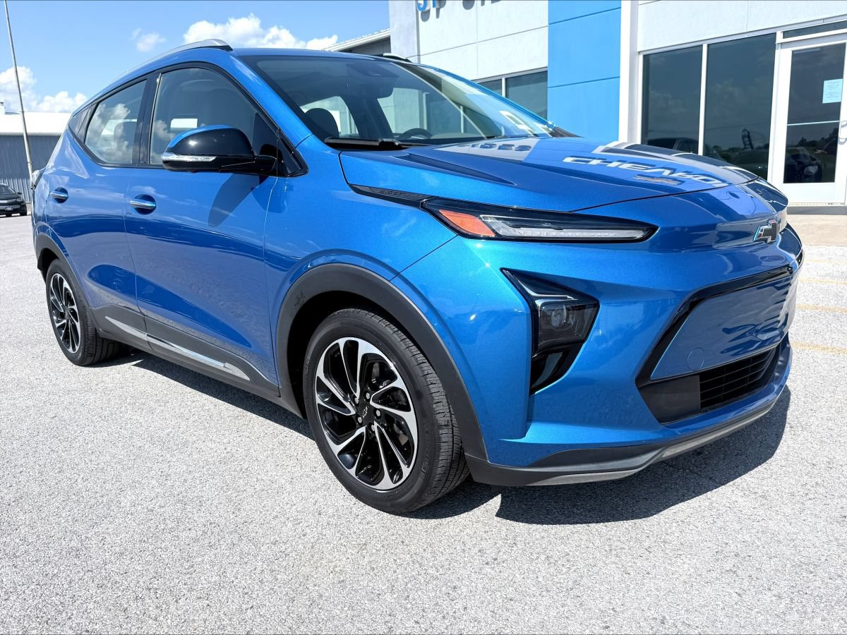 Used 2022 Chevrolet Bolt EUV Premier w/ Sun & Sound Package FWD image 3