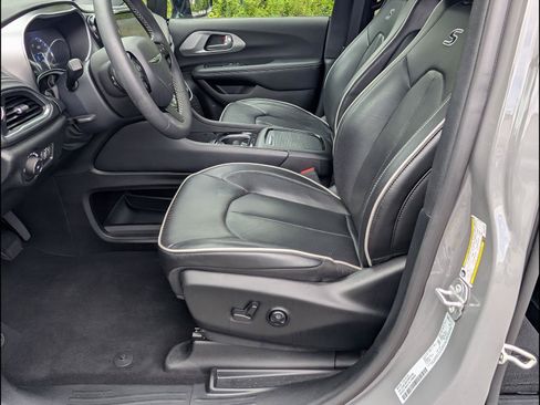Used 2025 Chrysler Pacifica Limited FWD image 14