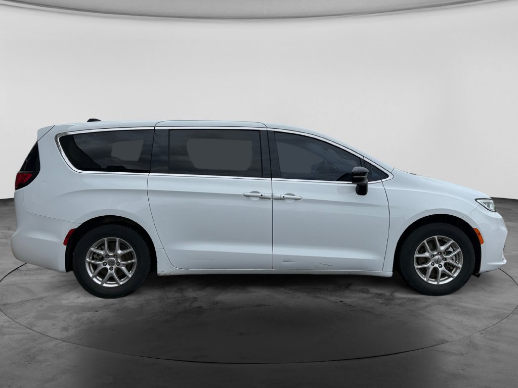 Used 2024 Chrysler Pacifica Touring-L FWD image 11
