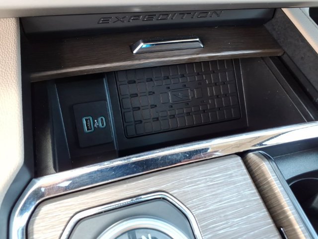 Used 2023 Ford Expedition Limited AWD/4WD image 16
