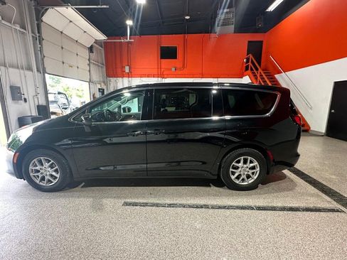 Used 2023 Chrysler Voyager LX FWD image 17