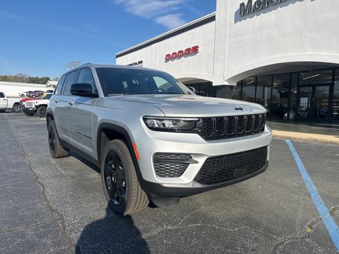 New 2025 Jeep Grand Cherokee Altitude image 1