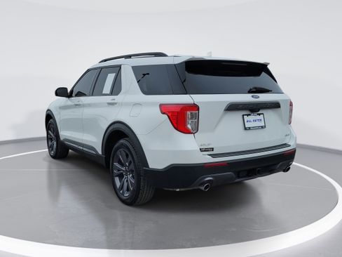 Used 2022 Ford Explorer XLT w/ Equipment Group 202A image 4