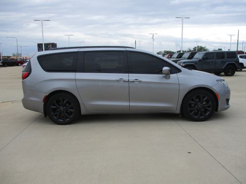 Used 2020 Chrysler Pacifica Touring-L Plus w/ Advanced Safetytec Group FWD image 5