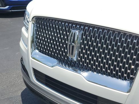 Used 2024 Lincoln Navigator Premiere AWD/4WD image 9