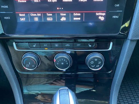 Used 2018 Volkswagen GTI SE FWD image 34