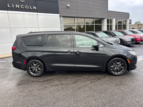 Used 2020 Chrysler Pacifica Touring-L Plus FWD image 8