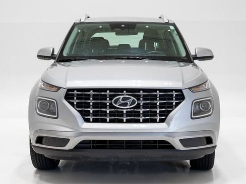 Used 2025 Hyundai Venue SEL FWD image 4