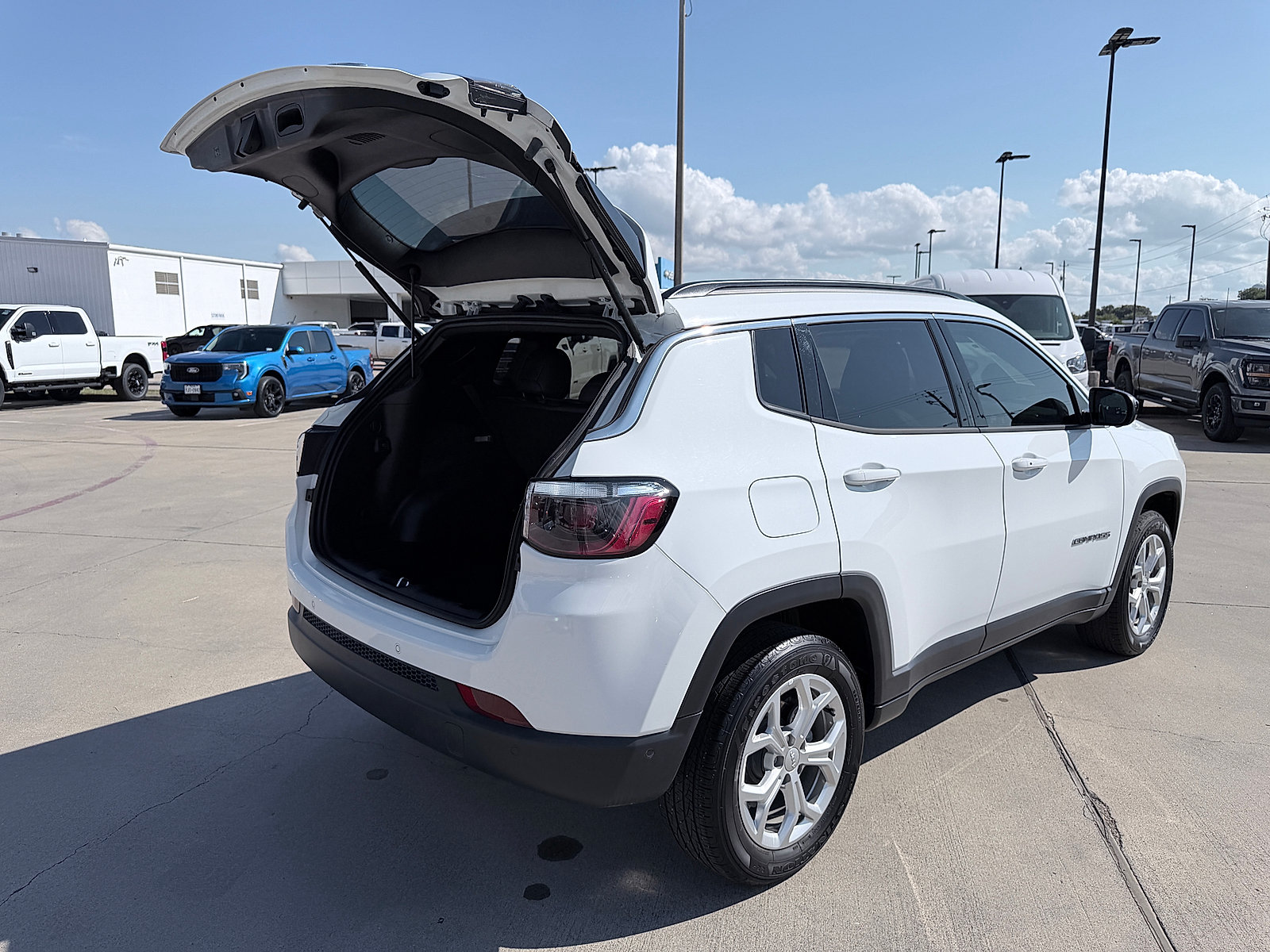 Used 2024 Jeep Compass Latitude w/ Convenience Group AWD/4WD image 17