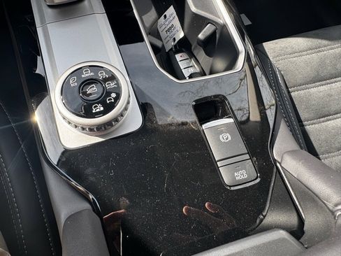 New 2025 Mitsubishi Outlander SE image 36