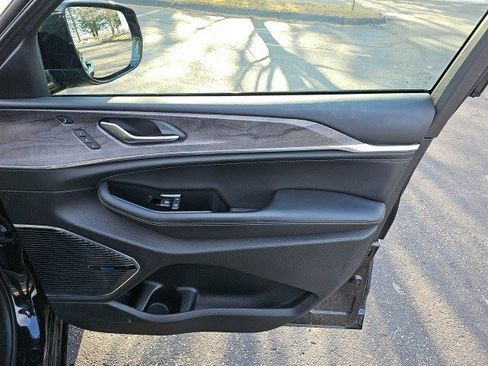 Used 2023 Jeep Grand Cherokee Overland w/ Advanced Protech Group III image 15