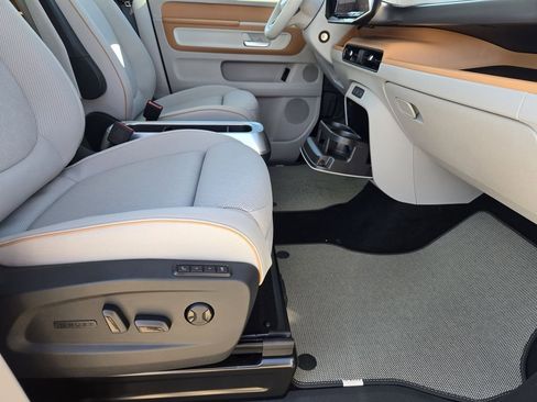 New 2025 Volkswagen ID. Buzz Pro S Plus RWD image 10