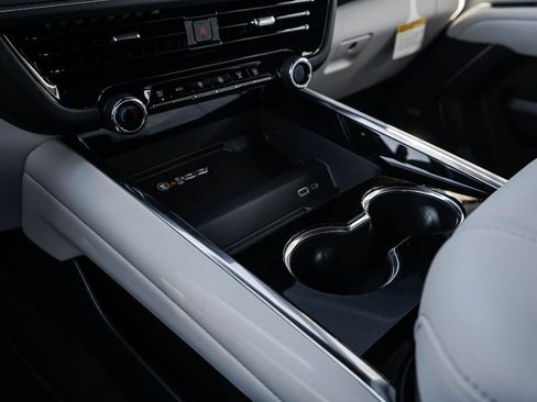 New 2025 Chevrolet Suburban Premier image 29