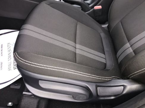 Used 2025 Hyundai Venue SEL image 12