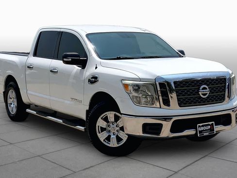 Used 2017 Nissan Titan SV RWD image 2