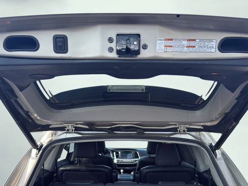 Used 2016 Toyota Highlander Limited Platinum w/ Four Season Floor Mat Package AWD/4WD image 28