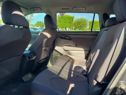 Used 2023 Toyota Highlander L FWD image 18