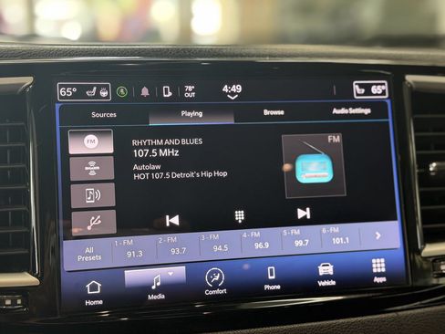 Used 2023 Chrysler Pacifica Touring-L FWD image 41
