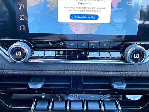 Used 2025 Chevrolet Colorado Z71 AWD/4WD image 18