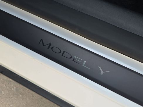 Used 2024 Tesla Model Y Long Range image 11