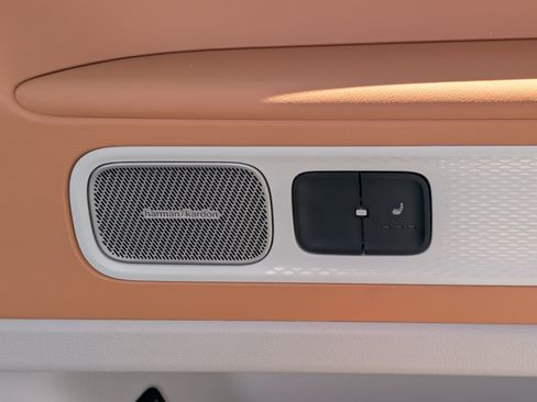 Used 2025 Volkswagen ID. Buzz Pro S Plus RWD image 17