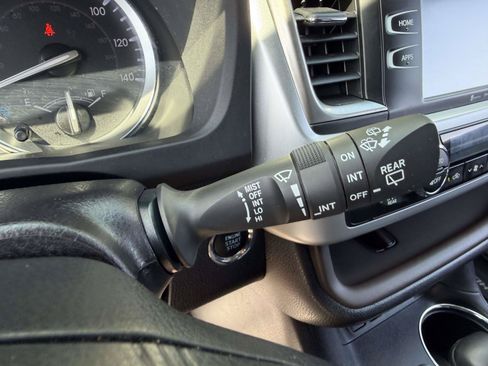 Used 2019 Toyota Highlander XLE AWD/4WD image 32