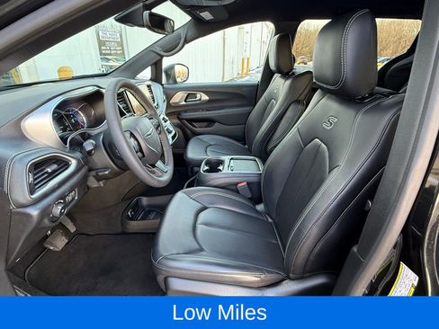 Used 2023 Chrysler Pacifica Touring-L w/ Uconnect Theater Family Group image 13