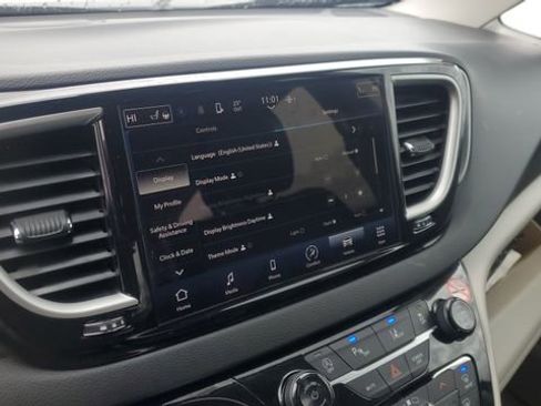 Certified 2024 Chrysler Pacifica Touring-L image 17