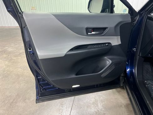 Used 2021 Toyota Venza LE image 14