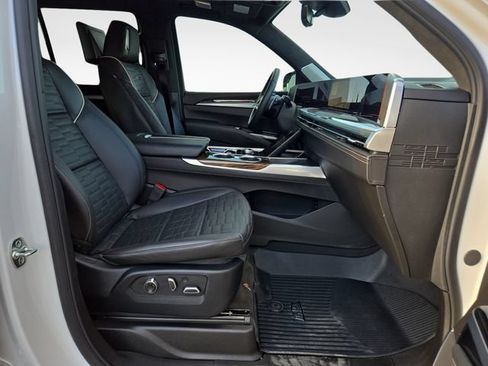 Used 2025 Cadillac Escalade Sport Platinum w/ LPO, ONYX Package AWD/4WD image 32