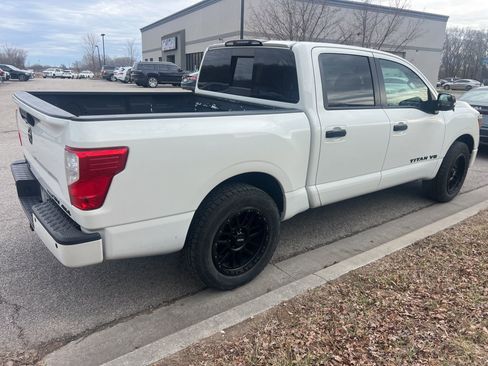 Used 2019 Nissan Titan SV w/ SV Convenience Package image 5