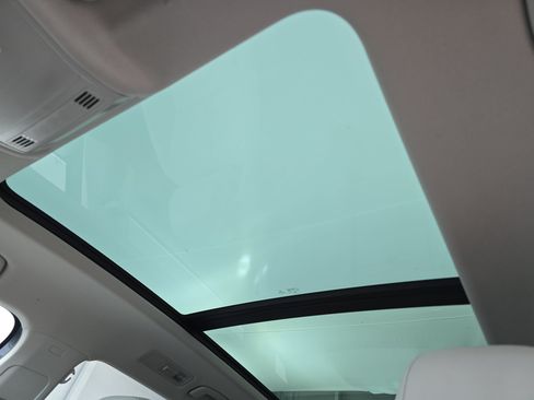 Used 2019 Volkswagen Tiguan SE w/ Panoramic Sunroof Package FWD image 30