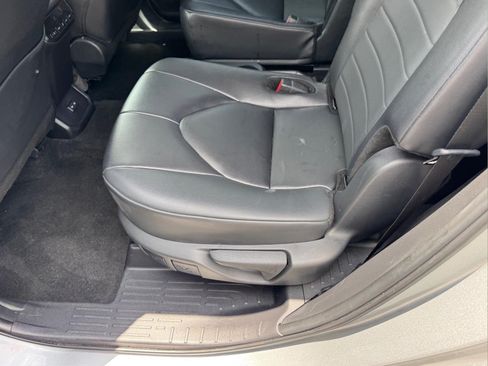 Used 2024 Toyota Highlander XLE FWD image 12