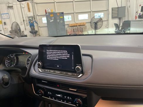 Used 2025 Nissan Rogue SV FWD image 16