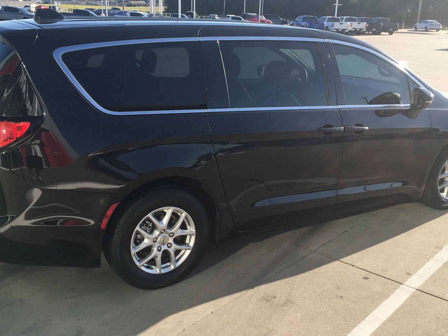 Used 2023 Chrysler Pacifica Touring FWD image 7