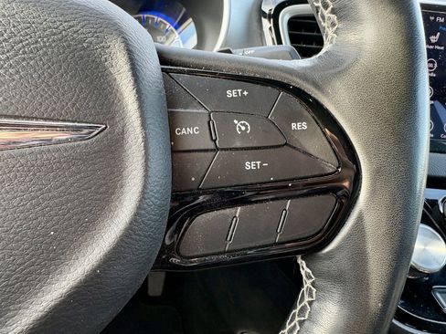 Used 2020 Chrysler Pacifica Touring-L image 17