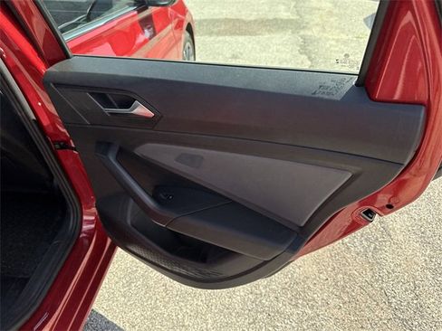 Used 2025 Volkswagen Jetta SE w/ Sunroof Package image 31