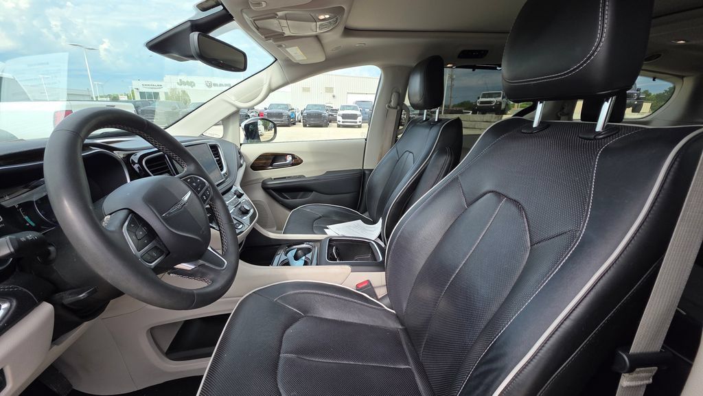 Used 2023 Chrysler Pacifica Limited FWD image 11