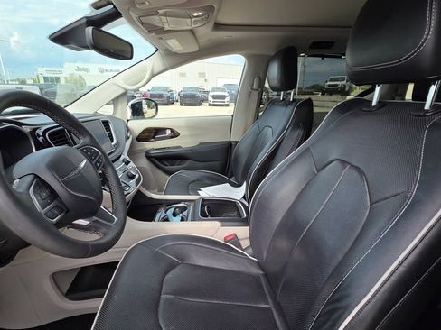 Used 2023 Chrysler Pacifica Limited FWD image 11