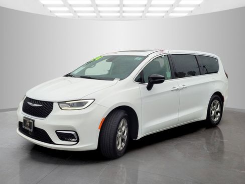 Used 2024 Chrysler Pacifica Limited image 8