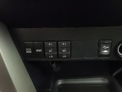 Used 2018 Toyota RAV4 XLE w/ Plus Extra Value Package FWD image 34