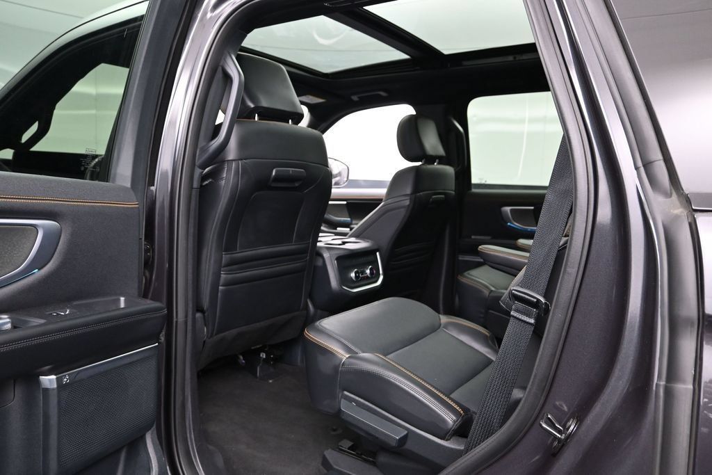 Used 2025 Ford Expedition Tremor AWD/4WD image 19