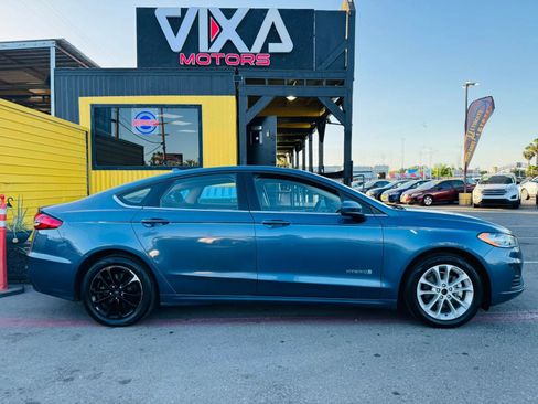 Used 2019 Ford Fusion SE FWD image 4