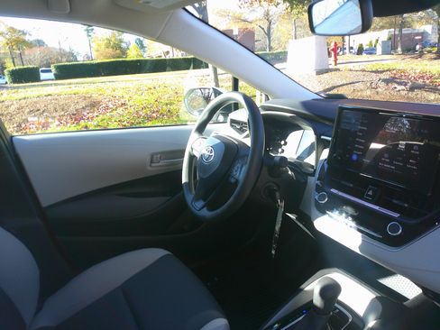 Used 2025 Toyota Corolla LE image 32