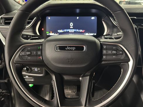 Used 2025 Jeep Grand Cherokee Altitude AWD/4WD image 8