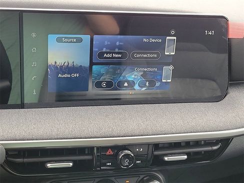 Used 2025 Nissan Kicks SV image 8